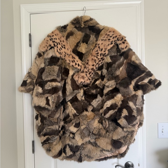 Luxurious Fur Cape in Brown Tones - Picture 9 of 14